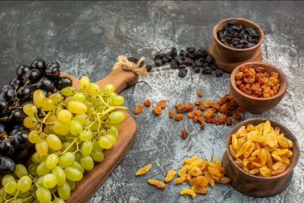 What are the health benefits of eating grapes, both dried and&nbsp;fresh
